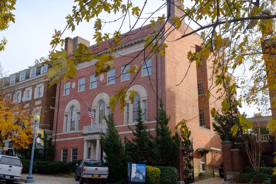 Biệt thự của tỷ phú Jeff Bezos có diện tích 2.500 m2, bao gồm hai khu nhà 4 tầng với 10 phòng ngủ.