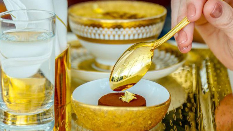 Khách sạn cũng phục vụ món ăn dát vàng theo yêu cầu.
