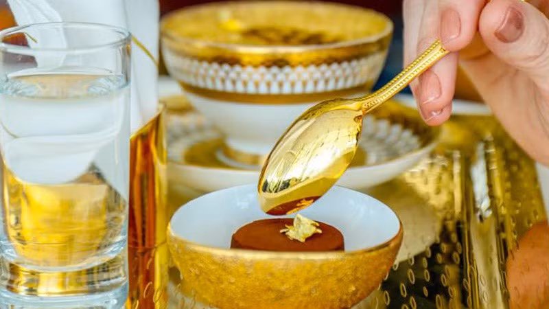 Khách sạn cũng phục vụ món ăn dát vàng theo yêu cầu.