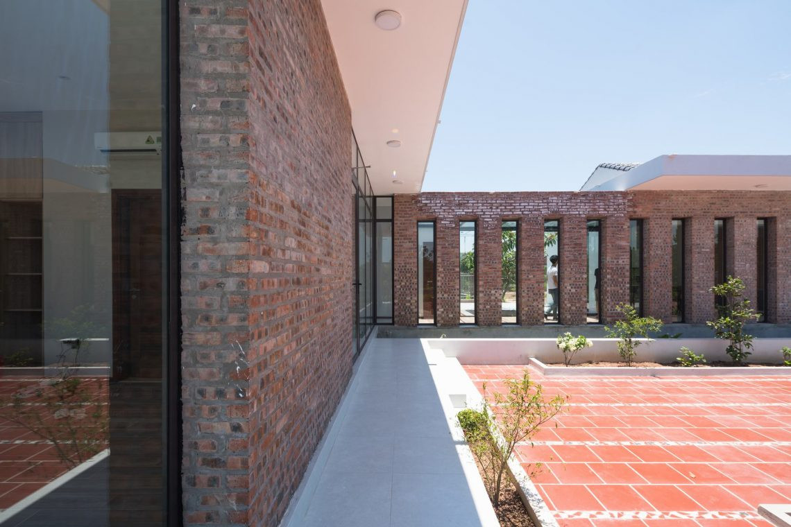 Khối nhà phụ là các phòng ngủ hướng Đông Nam.