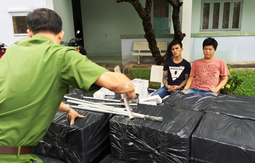 Nhiều hung khí, dao tự chế cũng được thu giữ trên ôtô của 2 nghi phạm.