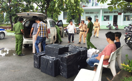 Công an quận 9 tiếp nhận tang vật và 2 nghi phạm liên quan.
