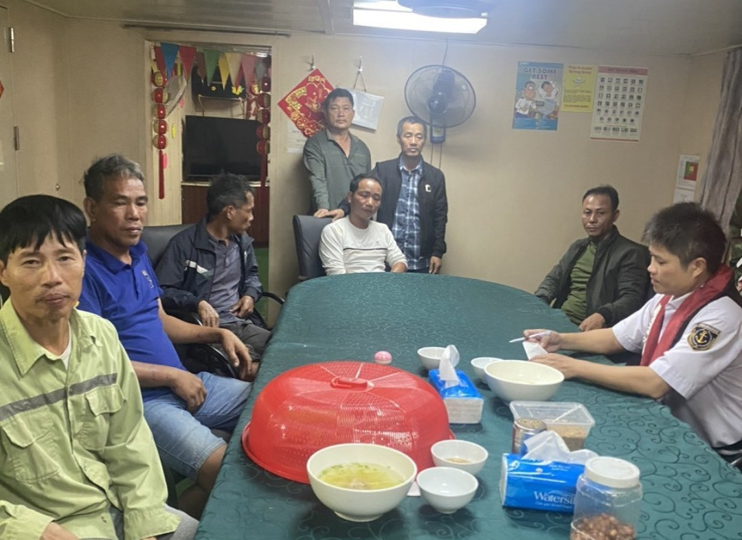 2 thuyền viên mất tích trên vùng biển Thừa Thiên Huế đã được cứu sống 2 thuyen vien mat tich tren vung bien Thua Thien Hue da duoc cuu song