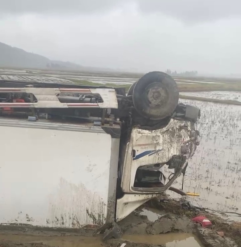 Hà Tĩnh: Tai nạn giao thông nghiêm trọng, nhiều người thương vong - Hình 2 Ha Tinh: Tai nan giao thong nghiem trong, nhieu nguoi thuong vong-Hinh-2