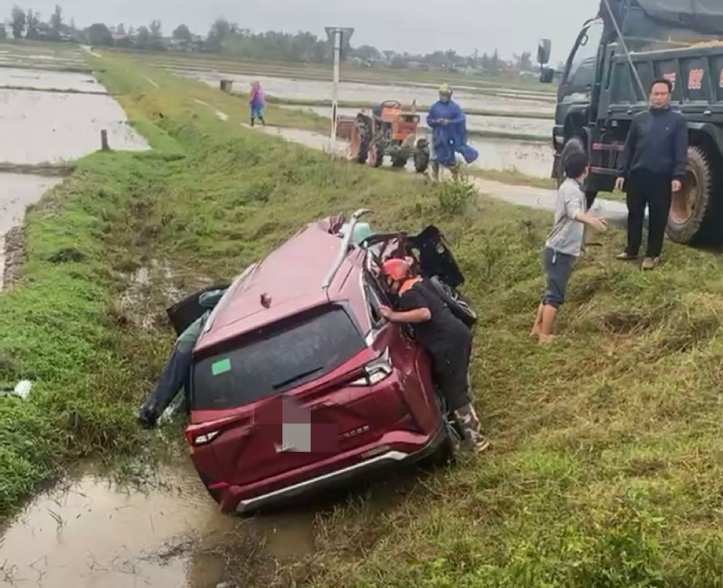Hà Tĩnh: Tai nạn giao thông nghiêm trọng, nhiều người thương vong Ha Tinh: Tai nan giao thong nghiem trong, nhieu nguoi thuong vong