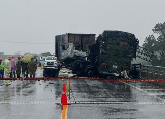 Hai xe đầu kéo đối đầu bốc cháy trên cao tốc, 3 người thương vong Hai xe dau keo doi dau boc chay tren cao toc, 3 nguoi thuong vong