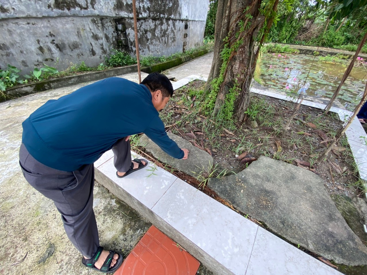 Anh Nguyễn Tiến Lành, ở thôn Sơn Hải, nhà cạnh giếng Tiên đang chỉ cho phóng viên phiến đá ghi dấu chân người. Theo anh Lành, giếng Tiên là niềm tự hào của bà con nơi đây nên tất cả đều chung tay góp sức tôn tạo và bảo vệ.