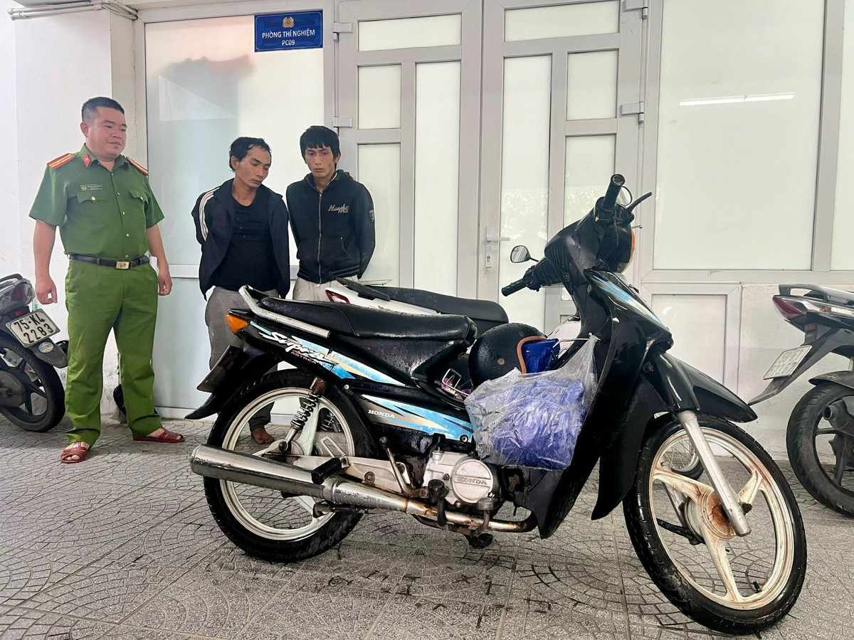 Hai anh em ruột ở Huế rủ nhau đi trộm xe máy thì sa lưới Hai anh em ruot o Hue ru nhau di trom xe may thi sa luoi