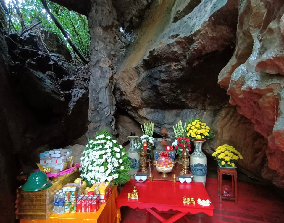 Nơi đây, vào năm 1972, khi phát hiện đường 20 Quyết Thắng là một trong những tuyến giao thông huyết mạch thuộc hệ thống đường mòn Hồ Chí Minh chi viện cho chiến trường miền Nam, đế quốc Mỹ điên cuồng bắn phá nhằm hủy diệt con đường. Chiều 14/11/1972, máy bay B.52 ném bom rải thảm dọc tuyến đường 20 Quyết Thắng. Tiểu đội TNXP 163 của Ban 67 đang bám trụ đường chạy vào một hang đá bên đường (nay gọi là hang Tám Cô) trú ẩn. Sau loạt bom, 5 chiến sĩ pháo binh hy sinh trước cửa hang. Cùng lúc đó một tảng đá nặng hàng trăm tấn trên cao đổ ập xuống bịt kín miệng hang.