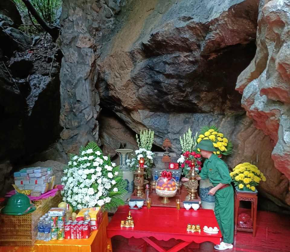 Tên gọi hang Tám Cô có từ trước năm 1972, vốn dĩ đây là một hang đá lớn, sâu và rộng, rất thuận lợi cho bộ đội và TNXP tránh máy bay địch. Là nơi trú ẩn, sinh hoạt của 8 cô gái TNXP, vì cách hang khoảng 30m có một trạm giao liên nên hang đá này đã trở thành nơi ăn ở sinh hoạt của các TNXP. Mỗi đợt có 8 người thay nhau tiếp quản trạm giao liên. Có thời gian dài một tiểu đội nữ TNXP gồm 8 cô gái vẫn thường vào tránh máy bay địch. Mọi người quen gọi là hang “Tám Cô”.