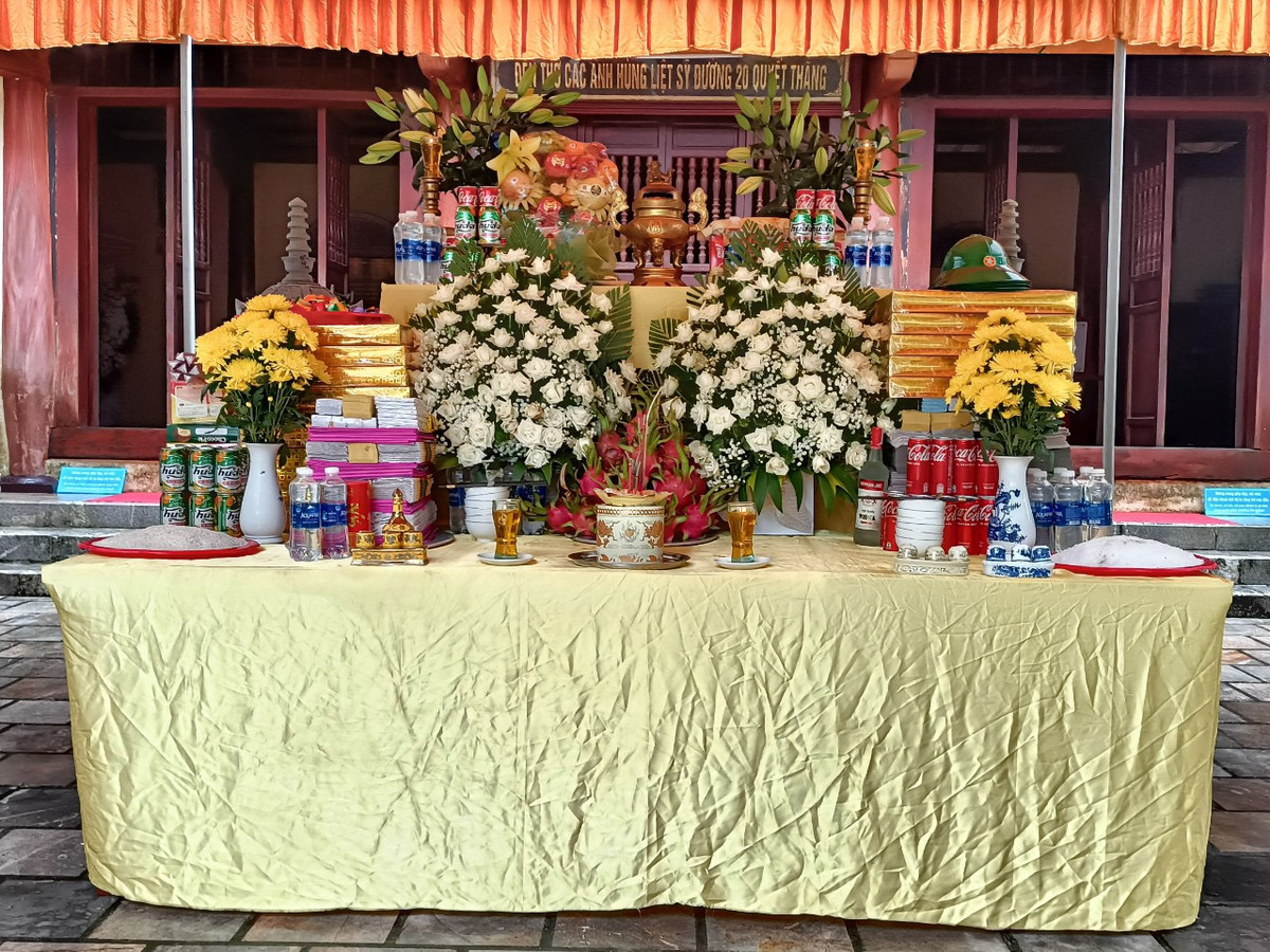 Ngày 22/3/1996, lực lượng tìm kiếm sử dụng mìn để phá hòn đá chắn cửa hang, lực lượng tìm kiếm đã thu thập được toàn bộ hài cốt 8 liệt sĩ TNXP, tất cả đều quê ở huyện Hoằng Hóa (Thanh Hóa). Ngày 4/6/1996, tỉnh Quảng Bình đã làm lễ bàn giao, đưa tiễn 8 liệt sĩ về an táng tại quê nhà. 8 thanh niên xung phong gồm 4 nam, 4 nữ hy sinh đều ở huyện Hoằng Hóa, tỉnh Thanh Hóa, gồm: Nguyễn Văn Huệ (SN 1952), Nguyễn Văn Phương (SN 1954), Trần Thị Tơ (SN 1954, cùng ngụ xã Hoằng Trường); Nguyễn Mậu Kỹ (SN 1953, ngụ xã Hoằng Đạt); Hoàng Văn Vụ (SN 1953, ngụ xã Hoằng Hà); Lê Thị Mai (SN 1952), Lê Thị Lương (SN 1953, cùng ngụ xã Hoằng Thịnh) và Đỗ Thị Loan (SN 1952, ngụ xã Hoằng Ngọc).