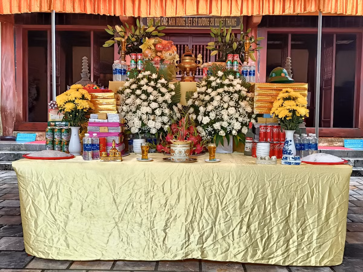 Ngày 22/3/1996, lực lượng tìm kiếm sử dụng mìn để phá hòn đá chắn cửa hang, lực lượng tìm kiếm đã thu thập được toàn bộ hài cốt 8 liệt sĩ TNXP, tất cả đều quê ở huyện Hoằng Hóa (Thanh Hóa). Ngày 4/6/1996, tỉnh Quảng Bình đã làm lễ bàn giao, đưa tiễn 8 liệt sĩ về an táng tại quê nhà. 8 thanh niên xung phong gồm 4 nam, 4 nữ hy sinh đều ở huyện Hoằng Hóa, tỉnh Thanh Hóa, gồm: Nguyễn Văn Huệ (SN 1952), Nguyễn Văn Phương (SN 1954), Trần Thị Tơ (SN 1954, cùng ngụ xã Hoằng Trường); Nguyễn Mậu Kỹ (SN 1953, ngụ xã Hoằng Đạt); Hoàng Văn Vụ (SN 1953, ngụ xã Hoằng Hà); Lê Thị Mai (SN 1952), Lê Thị Lương (SN 1953, cùng ngụ xã Hoằng Thịnh) và Đỗ Thị Loan (SN 1952, ngụ xã Hoằng Ngọc).