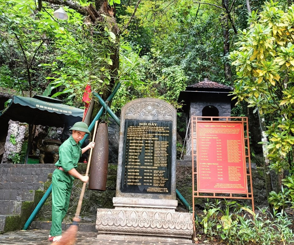 Sau buổi chiều định mệnh 14/11/1972, khi 8 TNXP mất (gồm 4 nữ, 4 nam) cũng chính tại hang đá này, đồng đội không muốn đổi tên. Về 8 TNXP hy sinh ở Hang Tám Cô, vào tháng 9/1995, tại Hội nghị TNXP tiêu biểu của tỉnh Quảng Bình, vấn đề tìm hài cốt 8 liệt sĩ hy sinh lần đầu được đặt ra. Sau khi Bộ Lao động – Thương binh và Xã hội đồng ý, Sở Lao động – Thương binh và Xã hội tỉnh Quảng Bình phối hợp với Bộ Chỉ huy Quân sự tỉnh tiến hành thực hiện.