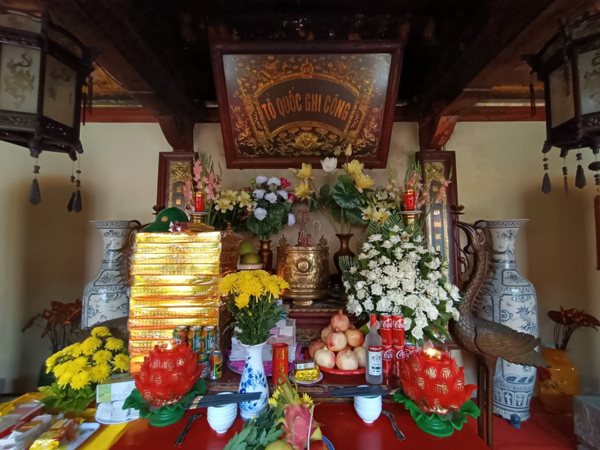 Tiếng máy bay, tiếng bom nổ vừa dứt, đồng đội lao đến dùng cuốc, xẻng, xà beng… đào bới, nhưng không thể lay chuyển được khối đá khổng lồ án ngữ trước miệng hang. Nghe rõ tiếng kêu cứu của các đồng chí TNXP vọng ra từ khối đá, nhưng tất cả đều bất lực. Những chiếc ống được luồn qua qua kẽ nứt để đổ cháo loãng, những viên thuốc B1, những bánh lương khô được nghiền nát nhằm kéo dài sự sống cho đồng đội. Nhưng tiếng kêu cứu yếu dần, đến ngày thứ 7, đồng đội chỉ thoáng nghe một giọng nữ gọi yếu ớt “Bầm ơi cứu con…”!, rồi tất cả rơi vào im lặng vĩnh viễn