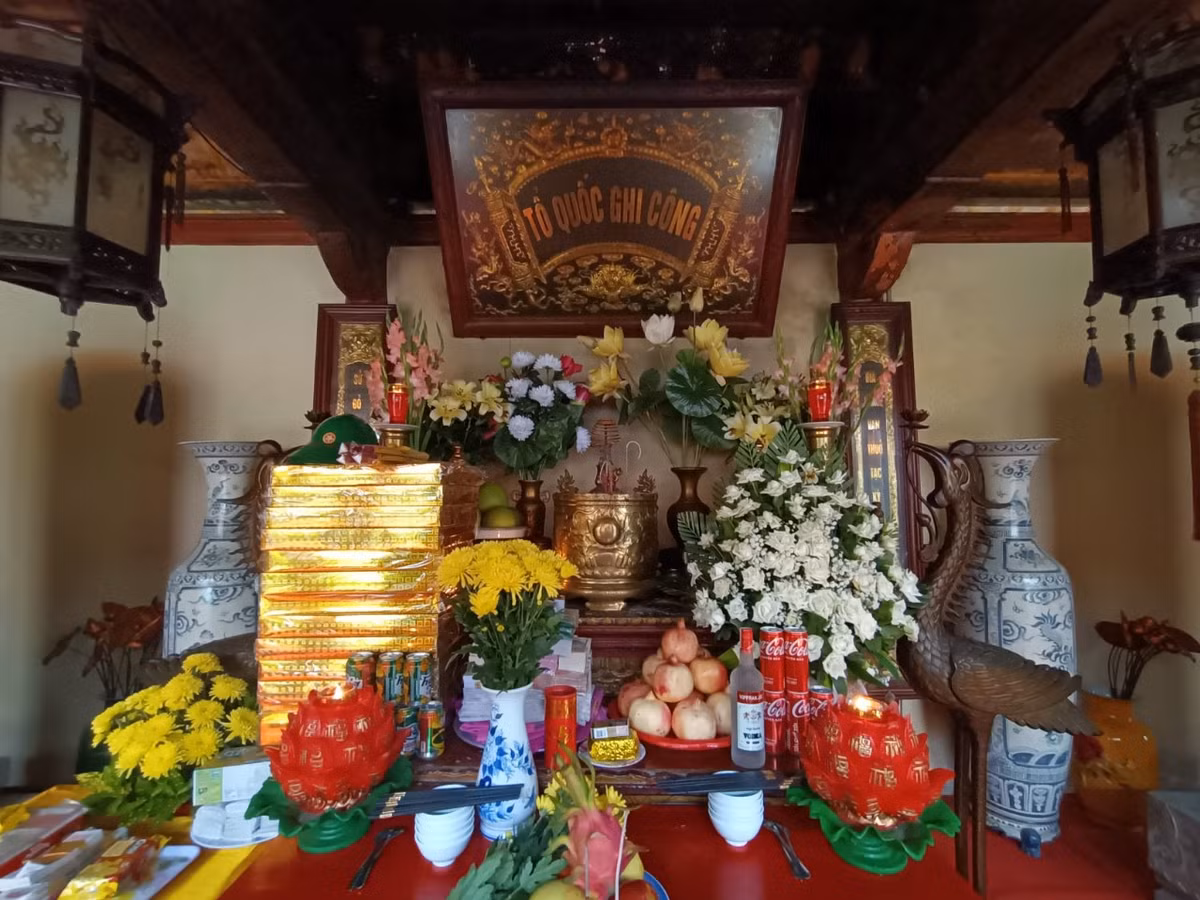 Tiếng máy bay, tiếng bom nổ vừa dứt, đồng đội lao đến dùng cuốc, xẻng, xà beng… đào bới, nhưng không thể lay chuyển được khối đá khổng lồ án ngữ trước miệng hang. Nghe rõ tiếng kêu cứu của các đồng chí TNXP vọng ra từ khối đá, nhưng tất cả đều bất lực. Những chiếc ống được luồn qua qua kẽ nứt để đổ cháo loãng, những viên thuốc B1, những bánh lương khô được nghiền nát nhằm kéo dài sự sống cho đồng đội. Nhưng tiếng kêu cứu yếu dần, đến ngày thứ 7, đồng đội chỉ thoáng nghe một giọng nữ gọi yếu ớt “Bầm ơi cứu con…”!, rồi tất cả rơi vào im lặng vĩnh viễn