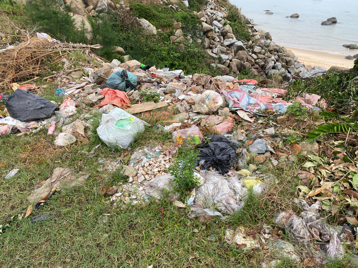 Không chỉ phía dưới mà ngay bên lề đường rác thải ngổn ngang các loại.