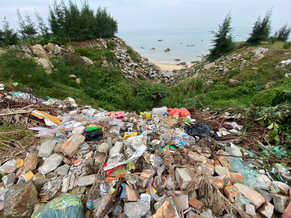 Bãi rác này cần sớm được dẹp bỏ để trả lại vẻ đẹp tuyến đường và bãi biển xinh đẹp ở huyện Kỳ Anh.