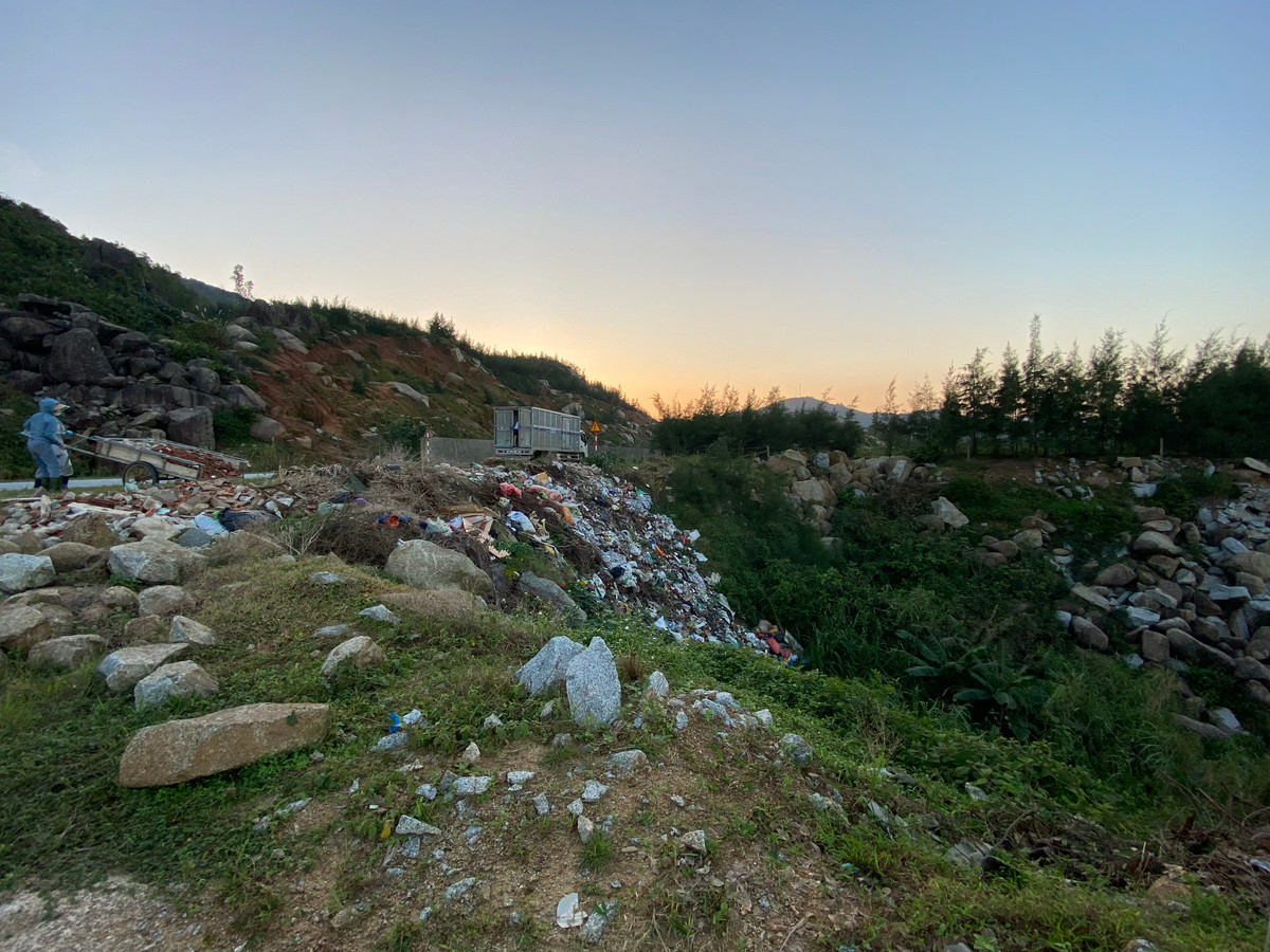 Tại đây, ngay giữa ban ngày 2 người dân vẫn thản nhiên dùng xe kéo rác thải rồi đổ thẳng ra môi trường.