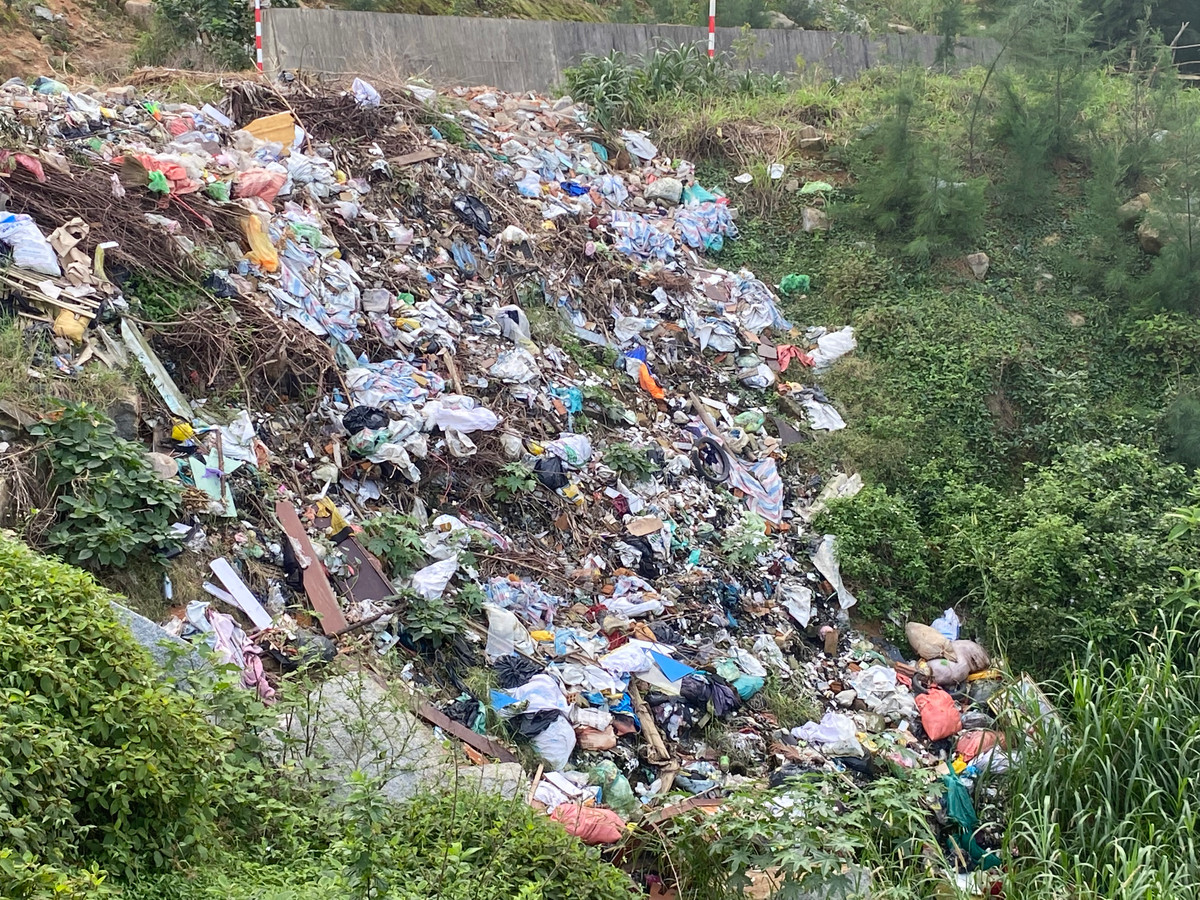 Thời điểm phóng viên ghi nhận vào chiều 14/12, nhiều loại rác thải sinh hoạt được người dân đem đổ thẳng ra bãi biển, bốc mùi hôi thối nồng nặc. Đặc biệt vị trí bãi rác này nằm cách bờ biển chỉ có vài mét.