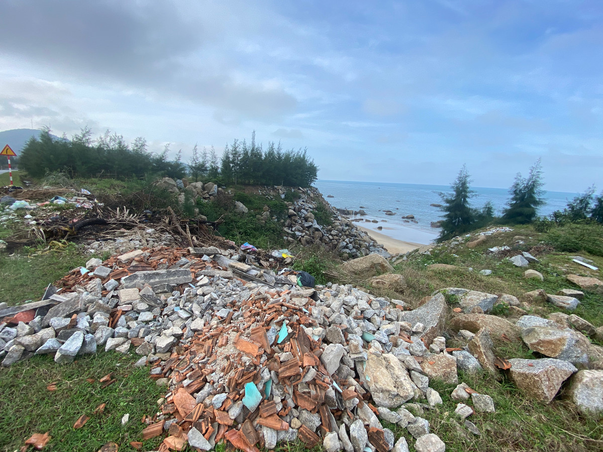 Và đây là số rác thải các loại được người dân để lại nằm ngay bên tuyến đường ven biển.