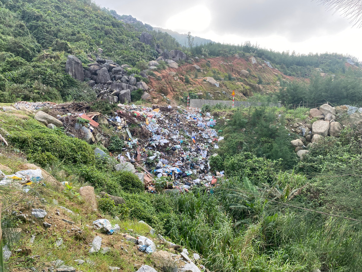 Số lượng lớn rác thải sinh hoạt này dường như đã được hình thành từ lâu, với địa thế sát biển thì chỉ cần trận mưa lớn hay thuỷ triều lên là sẽ cuốn trôi gây ô nhiễm môi trường và vẻ đẹp cảnh quan nơi đây.