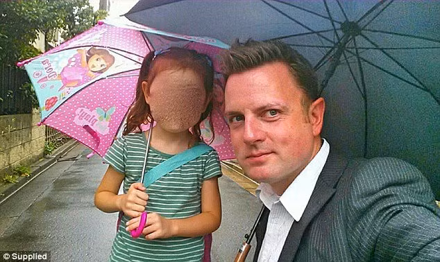 Cha cô bé trong bức ảnh “đôi chân ma” tiết lộ chuyện sốc - Hình 2 Cha co be trong buc anh “doi chan ma” tiet lo chuyen soc-Hinh-2