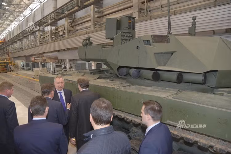 Đối với Nga, hợp đồng cung cấp số lượng lớn xe tăng T-14 Armata cho Ấn Độ còn giúp Moskva có nguồn tiền để tái đầu tư sản xuất và phân bổ nghiên cứu cho các chương trình vũ khí khác.