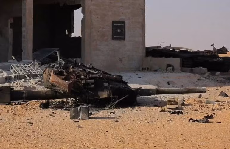 Điều đáng nói là các xe tăng chiến đấu chủ lực này chỉ mới được đưa từ Nga tới Syria để viện trợ cho SAA nhằm bù đắp số lượng hao hụt trong chiến trận, nhưng chúng đã bị hủy diệt ngay trong nhà kho.