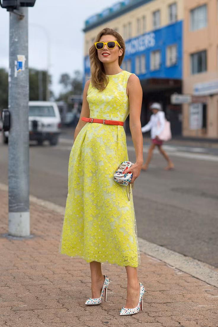 Màu vàng thích hợp với những cô nàng ưa phong cách cổ điển, sang trọng. Đây là màu sắc tượng trưng cho sức sống, mang ý nghĩa vui tươi, thịnh vượng. Vàng cát được coi là màu sắc may mắn cho tuổi Hợi. Ảnh minh họa: Artwork.