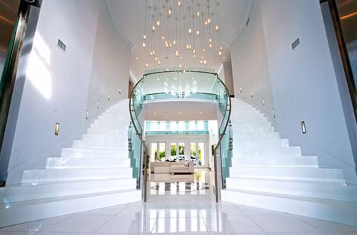 Ánh sáng lan tỏa của đèn chùm đem đến cảm giác lôi cuốn cho không gian sống.