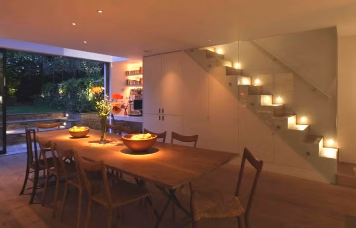 Đèn cầu thang chạy dọc bên tường.