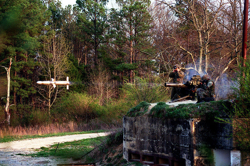 Đầu đạn tên lửa theo nguyên lý nổ lõm, dùng thuốc nổ mạnh (HEAT); ngòi nổ gây nổ bằng điện, lắp ở đáy đầu đạn. Khi tên lửa chạm mục tiêu, bộ phận sinh điện (lắp ở đầu tên lửa) theo nguyên lý ma sát, sinh điện cho kíp nổ, kíp nổ kích nổ khối thuốc nổ lõm, tạo thành luồng nhiệt với áp suất và nhiệt độ cực cao, xuyên thủng áo giáp của xe tăng.