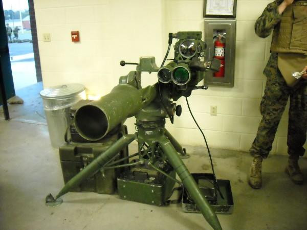 Tên lửa TOW là loại tên lửa chống tăng thế hệ 2 đầu tiên trên thế giới, sử dụng phương pháp dẫn đường bán tự động (SACLOS); trắc thủ chỉ cần đưa đường tin chữ thập của kính ngắm chập vào mục tiêu và giữ nguyên khi tên lửa trúng mục tiêu; nếu mục tiêu di động, trắc thủ dùng máy tầm, hướng của bệ phóng, điều chỉnh kính ngắm luôn trên mục tiêu.