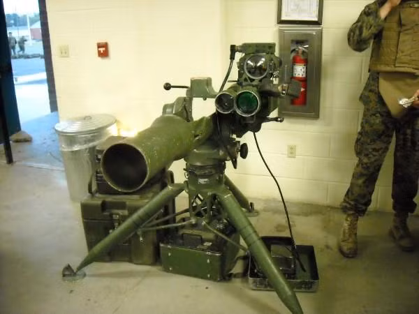 Tên lửa TOW là loại tên lửa chống tăng thế hệ 2 đầu tiên trên thế giới, sử dụng phương pháp dẫn đường bán tự động (SACLOS); trắc thủ chỉ cần đưa đường tin chữ thập của kính ngắm chập vào mục tiêu và giữ nguyên khi tên lửa trúng mục tiêu; nếu mục tiêu di động, trắc thủ dùng máy tầm, hướng của bệ phóng, điều chỉnh kính ngắm luôn trên mục tiêu.