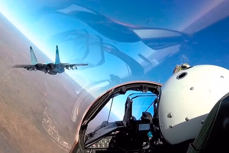 Bên cạnh Avia-pro, trang Al Masdar News cũng cho biết một số máy bay chiến đấu của Nga đã được phát hiện vào thứ ba ngày 7/4 khi chúng thực hiện các chuyến bay tầm thấp trên một số khu vực phía Tây Bắc Syria.