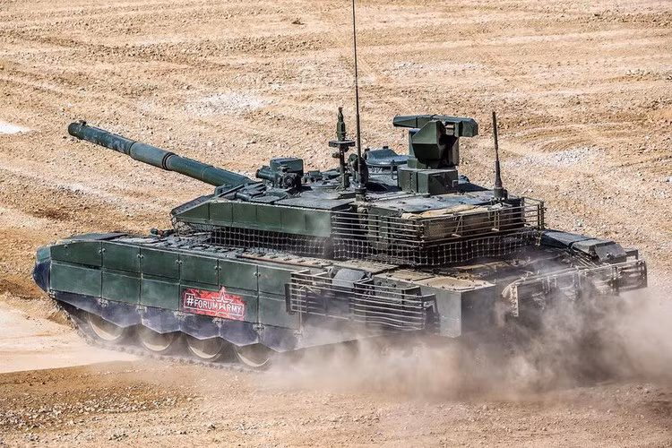 T-90M Proryv-3 cũng được trang bị pháo nòng trơn 2A82-1 cỡ 125 mm tương tự loại lắp trên T-14 Armata, khẩu pháo này có nòng dài và khả năng chịu áp lực cao hơn loại 2A45M-5 đời cũ.
