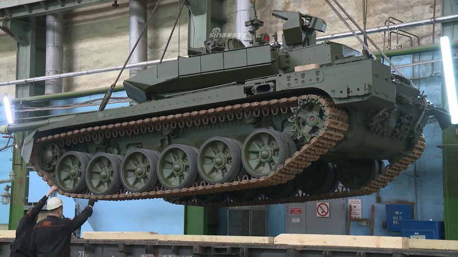 Động cơ mới có thể giúp T-90M chạy với tốc độ 60 km/h trên đường nhựa. Ngoài ra. xe tăng T-90M còn được trang bị tháp pháo mới, hệ thống điều khiển hỏa lực tiên tiên và hệ thống bảo vệ vững chắc.