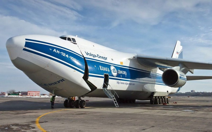 Về hình dáng, An-124 tương tự loại C-5 Galaxy của Mỹ nhưng hơi lớn hơn, nó từng được dùng chuyên chở đầu máy xe lửa, thuyền buồm, thân máy bay, và nhiều loại hàng hoá quá cỡ khác.