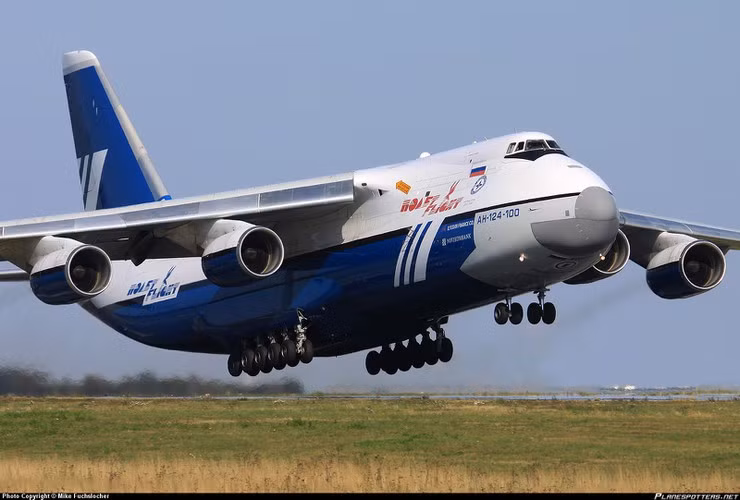 Máy bay vận tải An-124 cất cánh lần đầu năm 1982, hơn 40 chiếc hiện đang hoạt động (26 máy bay phiên bản dân sự và 10 đơn hàng ở thời điểm tháng 8/2006) tại Nga, Ukraine, UAE và Libya.