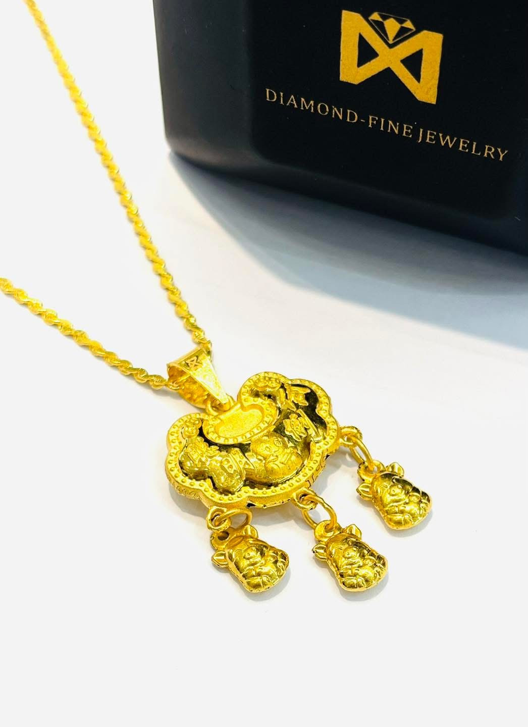 Theo các chủ tiệm vàng, để tránh cảnh chen chúc chọn mua vàng hoặc hết sản phẩm ưng ý trong ngày 10/1, nhiều khách hàng đã đặt mẫu từ trước để chờ lấy trong ngày 10/1 hoặc đã đến mua từ ngày 9/1 âm lịch.