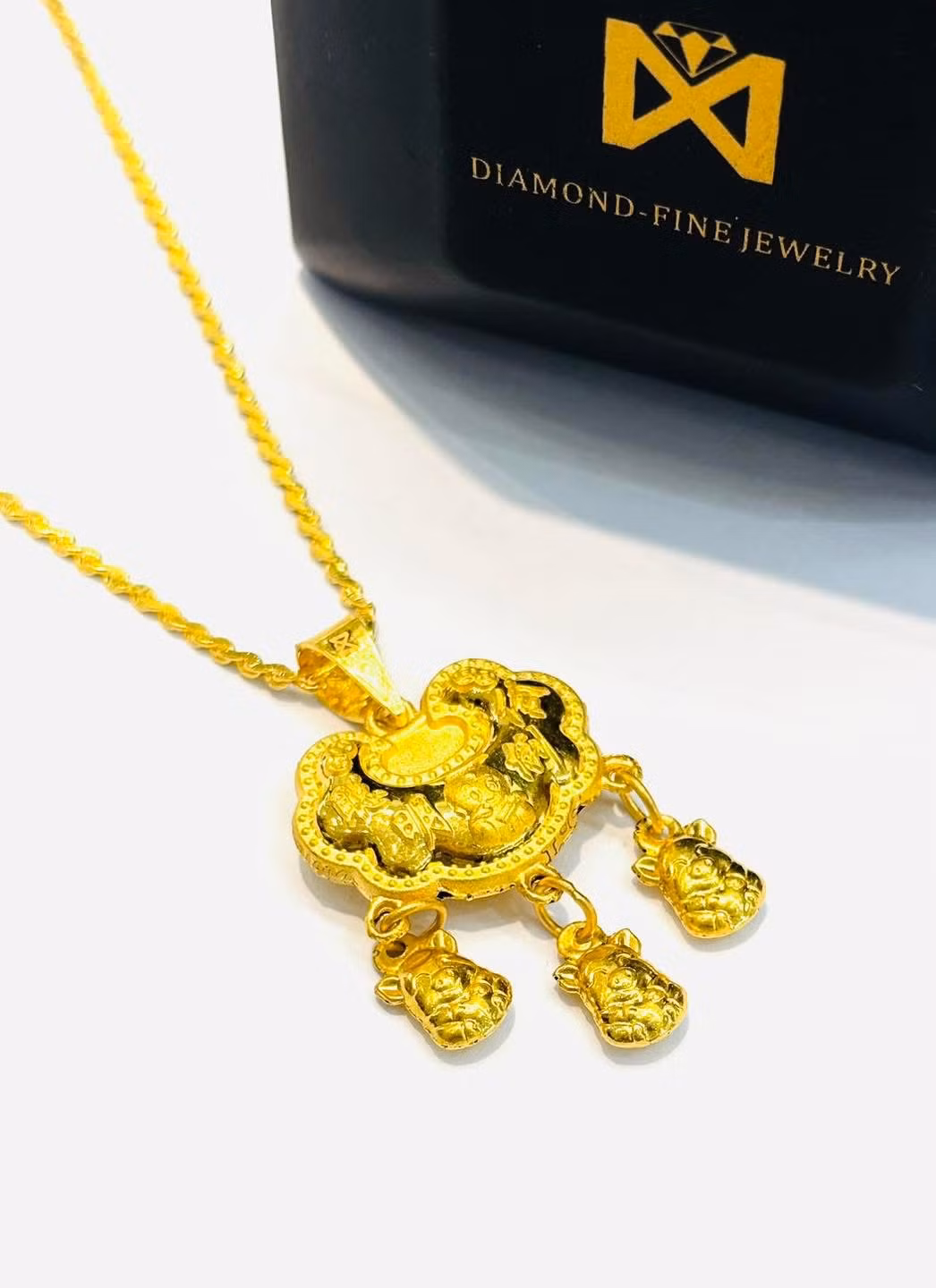 Theo các chủ tiệm vàng, để tránh cảnh chen chúc chọn mua vàng hoặc hết sản phẩm ưng ý trong ngày 10/1, nhiều khách hàng đã đặt mẫu từ trước để chờ lấy trong ngày 10/1 hoặc đã đến mua từ ngày 9/1 âm lịch.