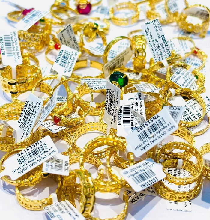 Những sản phẩm được ưa chuộng trong dịp này chủ yếu là nhẫn tròn, nhẫn kim tiền, vàng miếng hình ông Thần Tài, vàng miếng hình con rắn…có mệnh giá từ 0,5 chỉ trở lên. Loại sản phẩm khách chọn nhiều nhất là mệnh giá 1 – 2 chỉ.