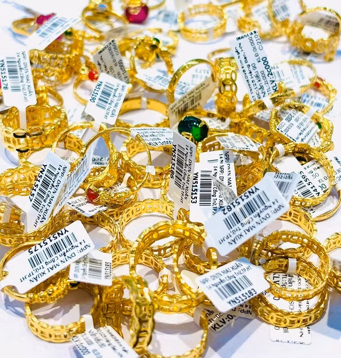 Những sản phẩm được ưa chuộng trong dịp này chủ yếu là nhẫn tròn, nhẫn kim tiền, vàng miếng hình ông Thần Tài, vàng miếng hình con rắn…có mệnh giá từ 0,5 chỉ trở lên. Loại sản phẩm khách chọn nhiều nhất là mệnh giá 1 – 2 chỉ.