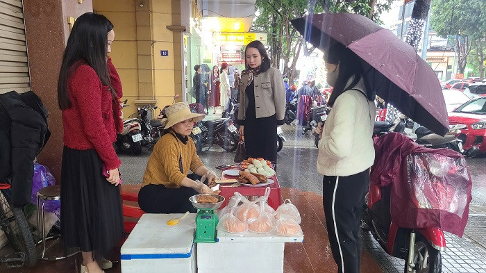 Trước các tiệm vàng, nhiều phụ nữ kê bàn, ghế nhựa bày xôi "tam sên" bán phục vụ khách về làm mâm cỗ cúng.