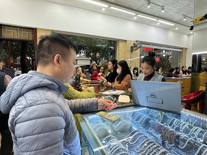 Cửa hàng vàng bạc Mai Xuân cũng trưng bày số lượng lớn với đa dạng mẫu mã sản phẩm để khách hàng chọn mua. Theo chị Bùi Diệu Huyền - chủ tiệm vàng Mai Xuân, để chuẩn bị cho ngày này, cửa hàng đã nhập về nguồn hàng lớn với nhiều mẫu sản phẩm thiết kế hiện đại, độc đáo.