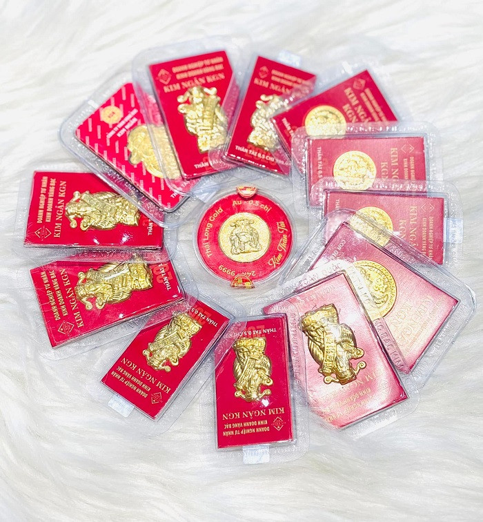 Theo nhiều khách hàng, mức giá hiện đang ở mức cao, song, những người đi mua vàng trong ngày Thần Tài chỉ mong mua được vàng để lấy may chứ không để ý nhiều đến giá cả.