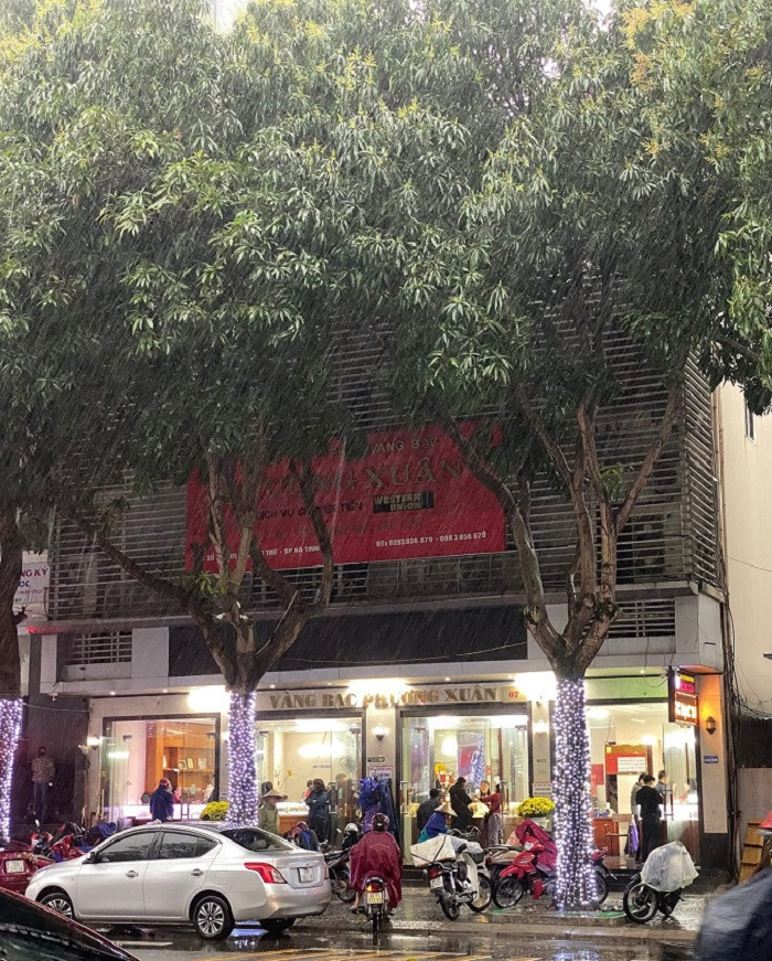 Người dân Hà Tĩnh "đội mưa" đi mua vàng cầu may ngày vía Thần Tài