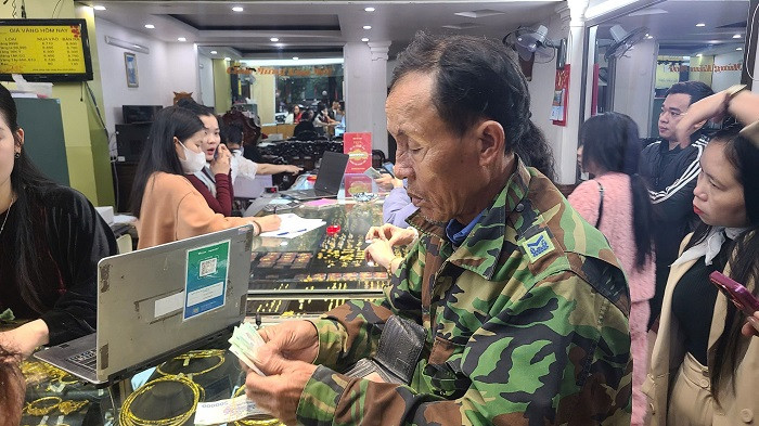 Một vị khách đến mua vàng cho biết năm nào cũng vậy, đến ngày vía Thần Tài đều ra các cửa hàng vàng để mua vài chỉ vừa tích trữ và cũng để lấy may. Mặc dù nay đã ngoài 70 tuổi, nhưng bác vẫn duy trì việc trực tiếp đến xếp hàng mua vàng trong ngày Thần Tài đều đặn nhiều năm nay chỉ trừ những năm COVID, phải thực hiện giãn cách xã hội.