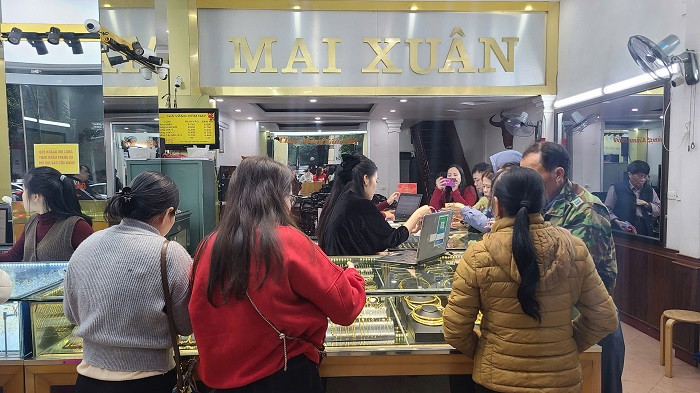 Chị Diệp Bình (phường Trần Phú, TP Hà Tĩnh) chia sẻ: "Sáng nay tôi đi mua vàng từ sớm để vừa tránh đông người, vừa kịp giờ đi làm. Từ nhiều năm nay, ngày Thần Tài nào tôi cũng mua 1 hoặc 2 chỉ vàng để cầu may mắn, bình an. Tôi thường chọn mua nhẫn tròn vì không mất nhiều tiền công chế tác, không bị hao hụt nếu sau này muốn bán”.