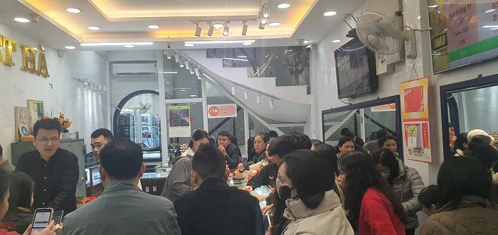 Mặc dù giá vàng ở mức cao nhưng trong những ngày đầu năm mới, không khí mua bán tại các tiệm kim hoàn ở “phố vàng” Nguyễn Công Trứ vẫn diễn ra nhộn nhịp. Nhu cầu mua vàng của người dân tăng nên các cửa tiệm đón nhận lượng khách khá đông. Để phục vụ khách hàng, dịp này, nhiều cửa tiệm mở cửa thêm giờ buổi tối và bố trí thêm nhân viên đứng quầy.